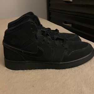 Black Jordan Nike Air 1 Mid BG. Good condition. Size 7y.